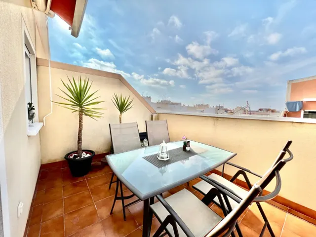 ATICO con 30m2 de terraza. 400m. de la playa. Licencia turística. Céntrico. — 13