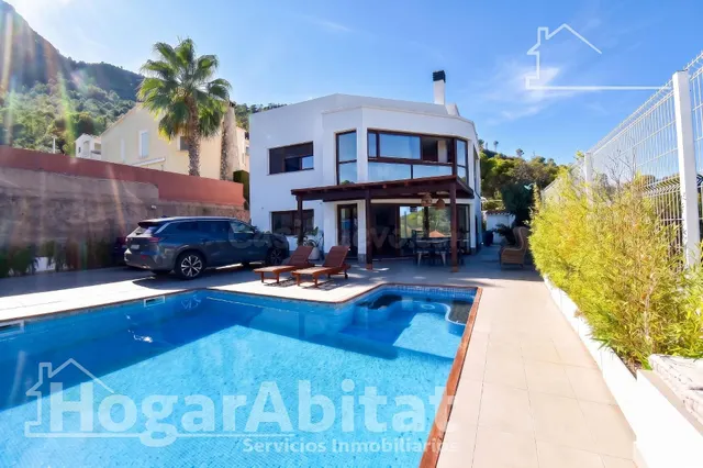 ¡CHALET DE LUJO! AMPLIO Y SOFISTICADO CON PARKING, PISCINA Y