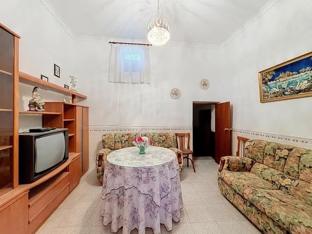 Amplia casa de pueblo de 276m2 en Abrucena lista para vivir — 6