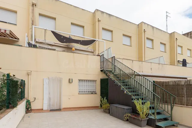 Casa adosada con ascensor, amplios espacios y piscina comuni - foto 5