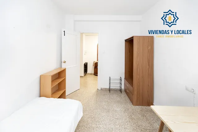 Venta de piso de 4 dormitorios y 2 baños en Granada (Zona Centro) — 18
