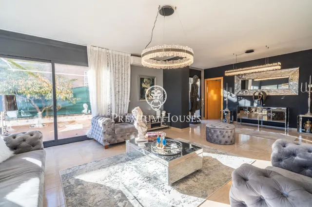 Chalet en venta con ascensor, piscina y grandes espacios en Canet de Mar — 12