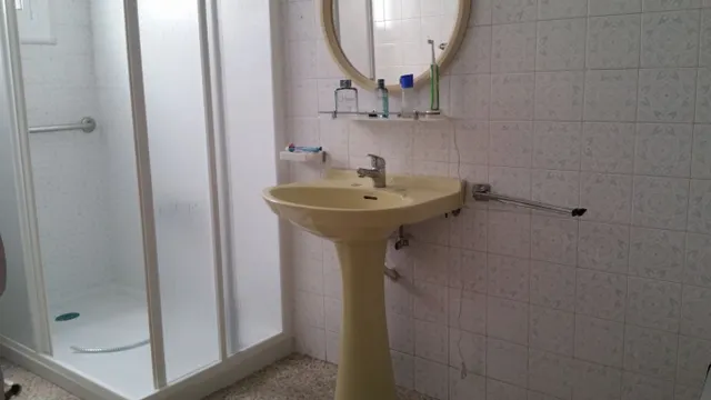 AMPLIA VVIENDA PARA REFORMAR CERCA DEL CENTRO — 10