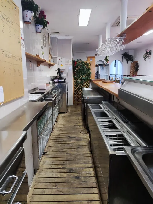 Listo para abrir: licencia de restaurante activa, cocina industrial y salida de humos. — 21