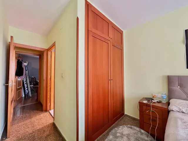 Apartamento céntrico y espacioso (89 m2 - 2.ª planta) con 4 dormitorios, balcón orientado al sur y a tan solo 550 m de la playa. — 12