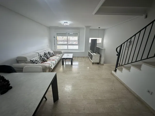 Casa adosada reformada de 254 m2 con garaje y terrazas en Mo - foto 4