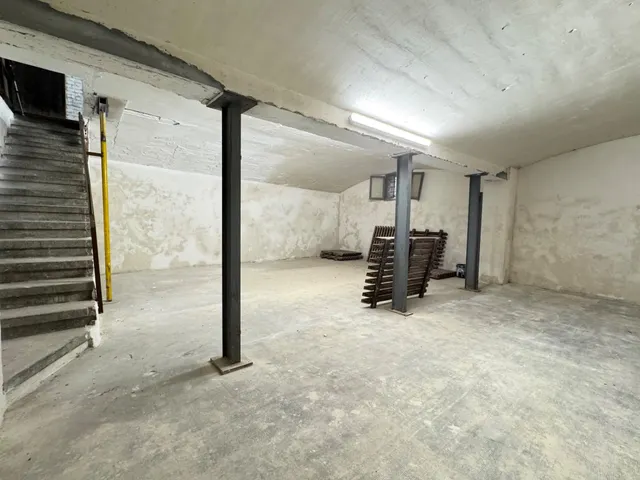 Nave en zona urbana con 264 m2 y con jardín de 114 m2 orientado al sur, garaje y gran potencial como estudio profesional. — 14