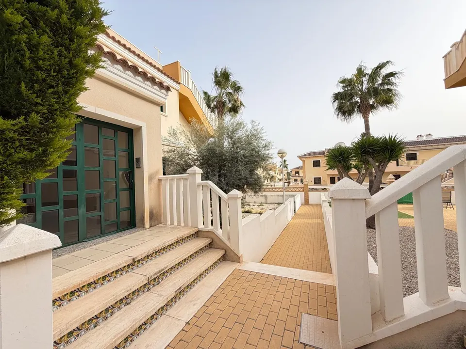 BUNGALOW EN PLANTA BAJA EN ROJALES CON JARDÍN DE 90 M2. 2 DORM. 1 BAÑO. SUPERFICIE DE 75 M2. PISCINAS COMUNITARIAS.