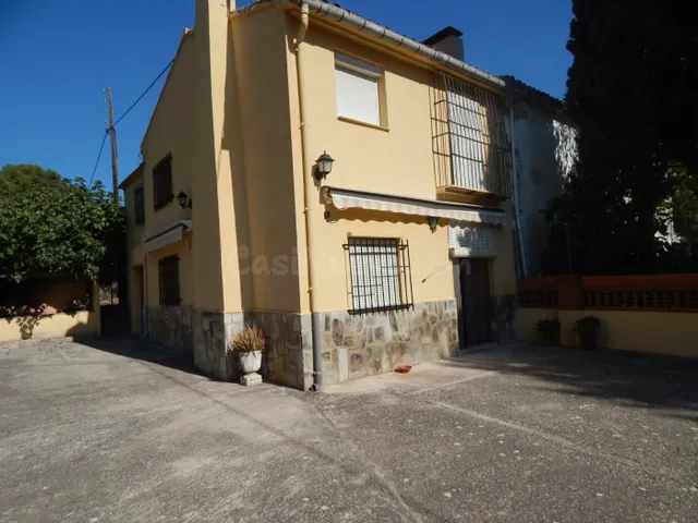CASA DE CAMPO CON TERRENO URBANIZABLE EN ONTINYENT.