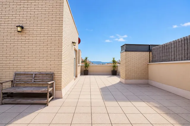 Dúplex reformado con terraza, parking y piscina comunitaria — 38