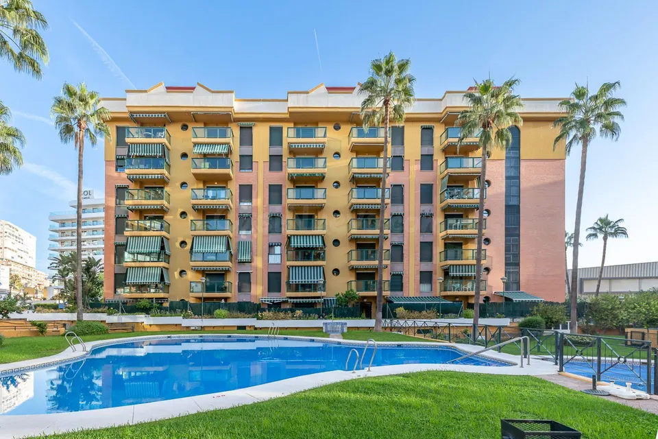 Exclusiva vivienda en primera línea de playa en el bajondillo – Torremolinos