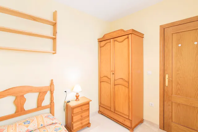 Albayzin bajo zona. piso 3 dormitorios. 2 baños. salón. cocina. calefacción. luminoso. — 10