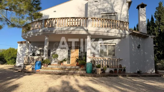 AMPLIO CHALET CON GRAN PARCELA, JARDIN Y ESPACIOS EXTERIORES - foto 5