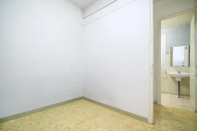 ¡Oportunidad única para inversores! Piso con alta rentabilidad e inquilino solvente en el centro de Manresa — 28