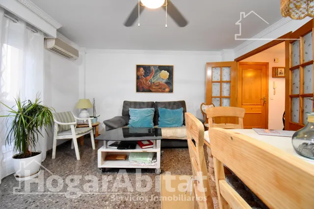 Confort y vistas al mar en este espacioso piso con balcón, gran garaje y trastero junto a la playa — 2