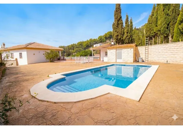Cortijo Premium con Piscina, 3.500 m2 de Terreno Rústico y D