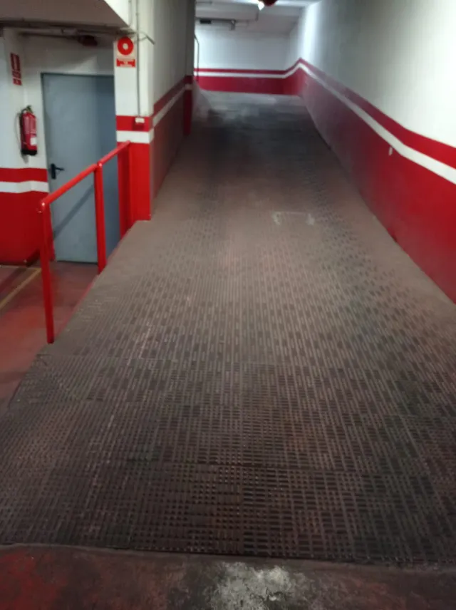 SE VENDE PLAZA DE GARAJE ZONA AVENIDA DE ESPAÑA. — 4