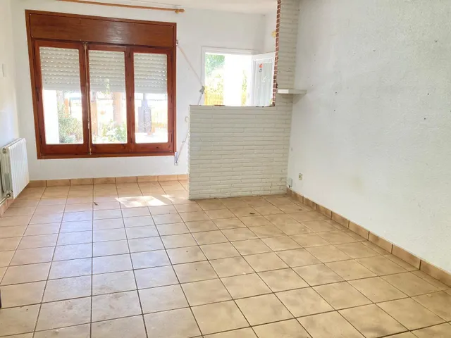 CASA PLANTA BAJA CON 2 VECINOS CON JARDÍN — 25
