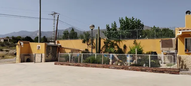 SE VENDE CHALET EN MUY BUENA ZONA PEGADO AL PUEBO Y A 20 MINUTOS DE ALICANTE — 31