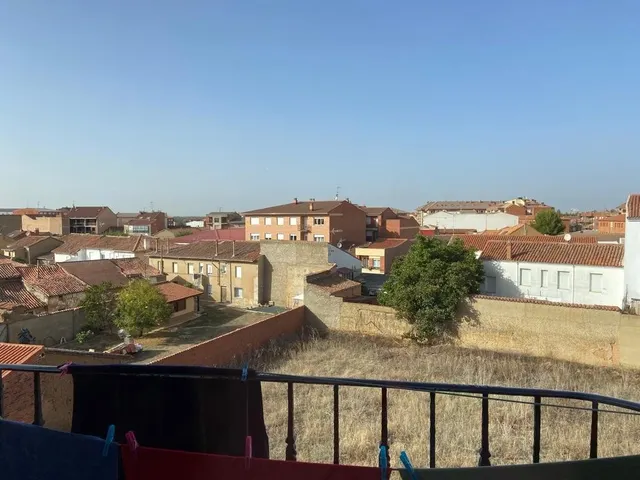 SE VENDE AMPLIO DÚPLEX EN EL CENTRO. COCINA, SALÓN, 3 HAB., 2 BAÑOS, TERRAZAS Y TRASTERO. — 28