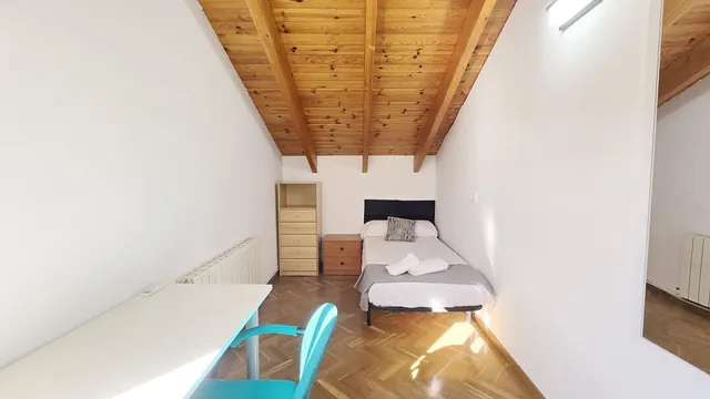 Alquiler de habitaciones por temporada en chalet con piscina de Villanueva de la Cañada (Madrid). — 24