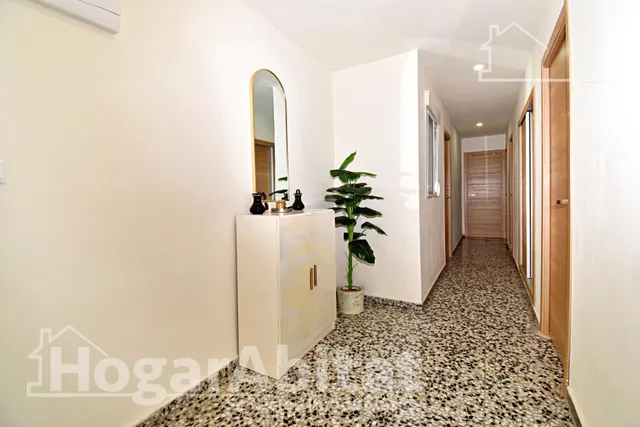 Amplitud y luz mediterránea en este piso totalmente reformado con terraza en Oliva — 37