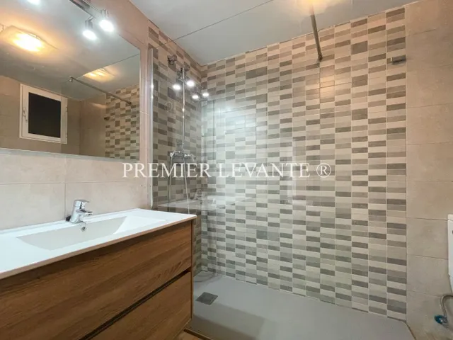 Vivienda en Centro, 4 hab y 2 baños, reformada, con ascensor. — 18