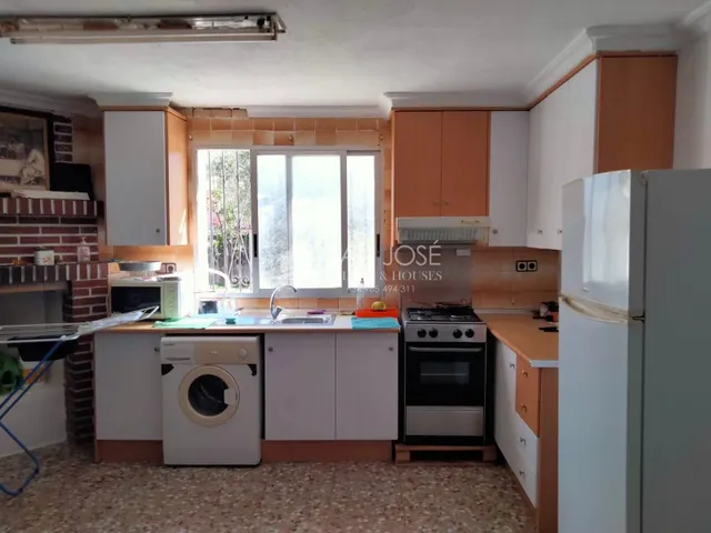 SE VENDE CHALET EN ELCHE — 33