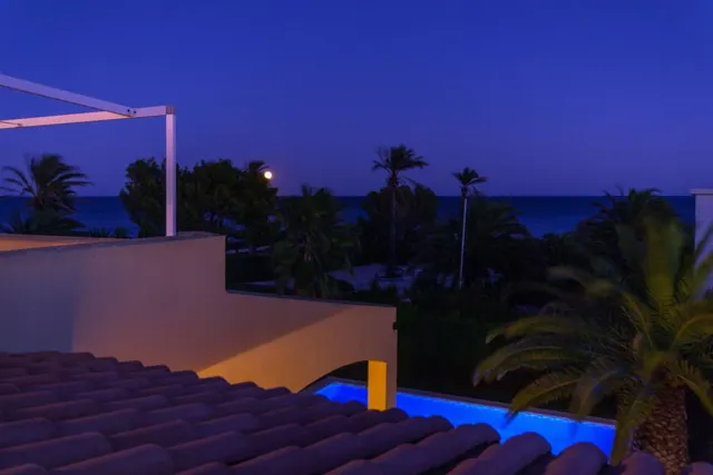 Magnifica villa de 347m2, situada a 1ª línea de mar — 28