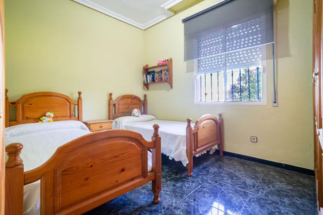 Chalet independiente con piscina privada, amplio jardín y 6 dormitorios en Bollullos de la Mitación — 8