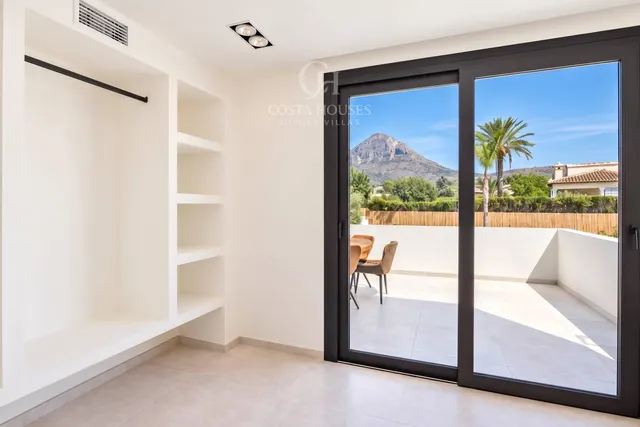 Villa arbela · luz, vida exterior y vistas abiertas al montgo en javea — 15