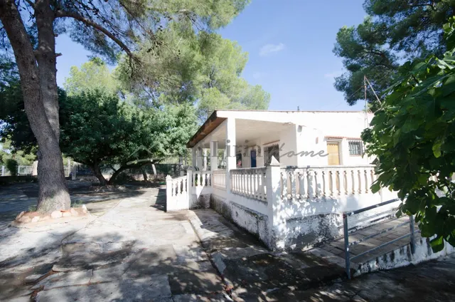 Ref. 04405.- EXCLUSIVA.- Chalet independiente con piscina en Urb. Camp Llíria. — 2