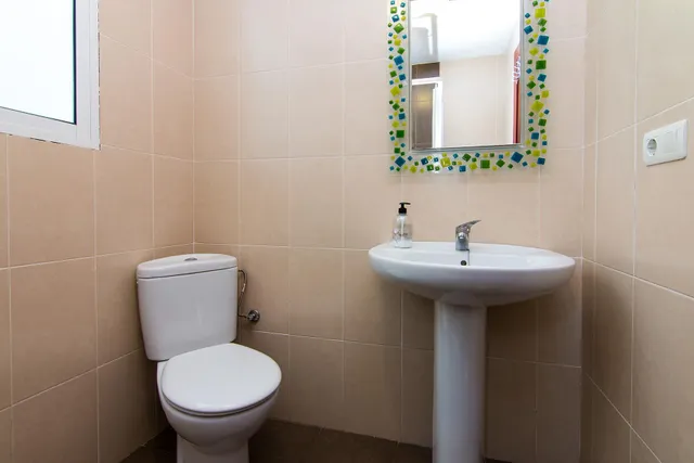 Por debajo de la Plaza Trinidad, a un paso de Facultad de Traductores, Derecho, Escuela de Arte y Oficios. Actualmente 6 estancias(incluido el salón). un cuarto de baño, un aseo, cocina. Techos Alto — 24