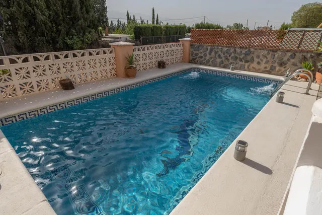 EXCLUSIVA VIVIENDA CON PISCINA PRIVADA EN URBANIZACIÓN "EL TORREÓN" EN ALBOLOTE. — 50