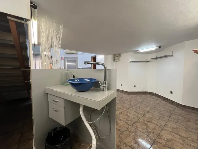 LOCAL COMERCIAL CON ALTILLO SITUADO EN ZONA  DR. PUJADES — 9