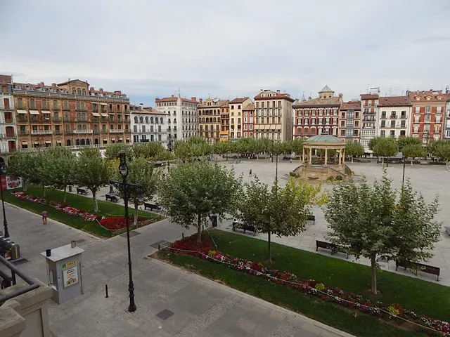 ETXEA vende piso en la Plaza de Castillo, 3 dormitorios, 2 baños, ascensor, 2ª altura — 12