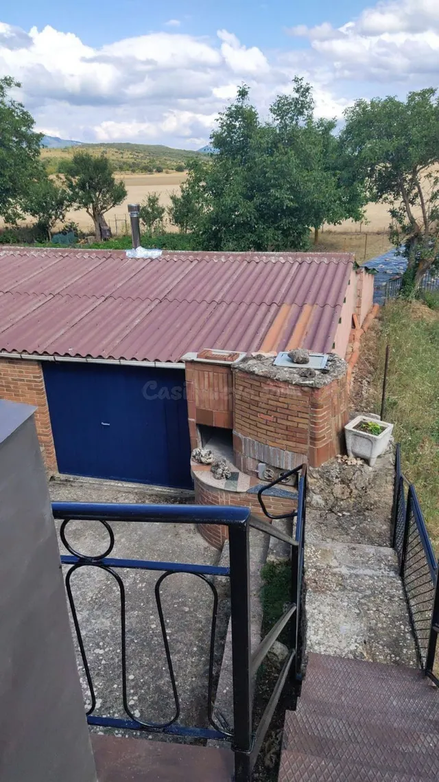 Casa independiente en venta en Oña con garaje, huerta y zona de barbacoa — 2