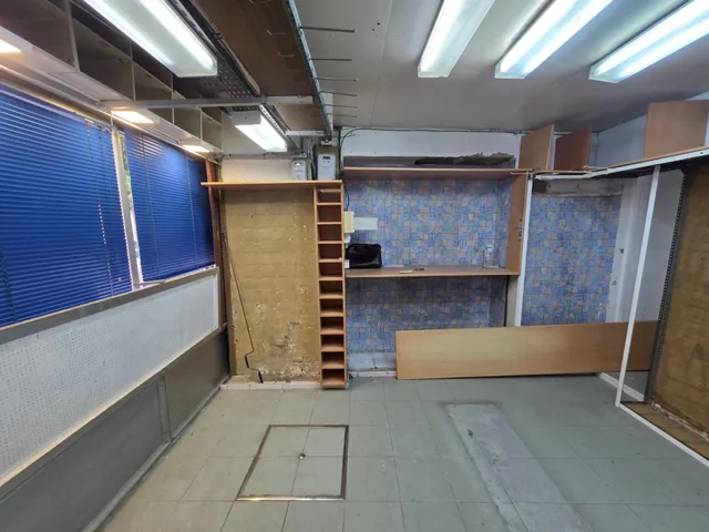 ¡Descubre el potencial de esta joya arquitectónica en el corazón del vibrante barrio de Feria! — 3