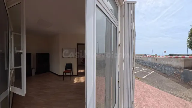 LOCAL COMERCIAL EN ESQUINA CON DOS FACHADAS | LOS OLIVOS, ADEJE — 2