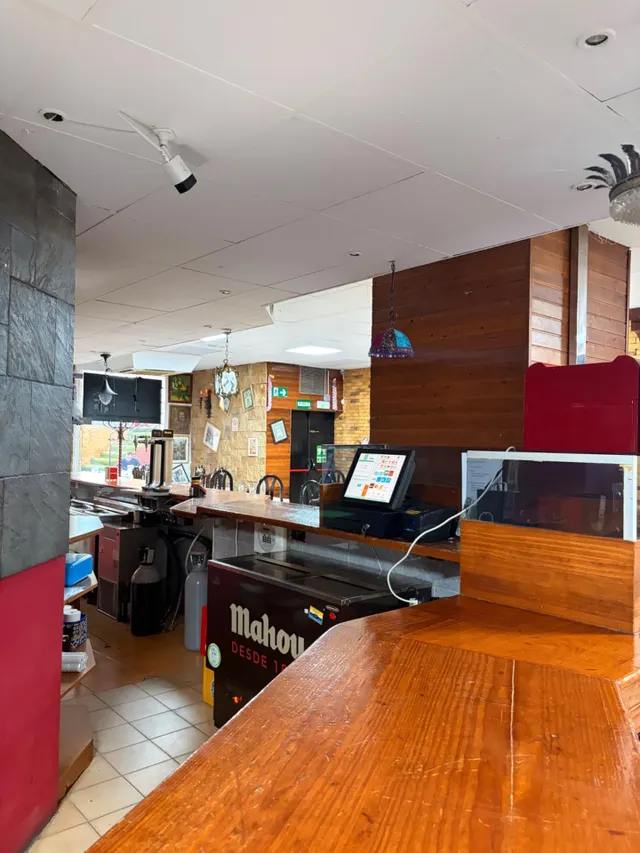 TRASPASO DE PIZZERÍA EN TORREVIEJA · LOCAL REFORMADO CON TERRAZA Y AMPLIA COCINA EQUIPADA — 9