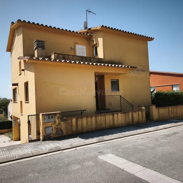 CASA UNIFAMILIAR CON GARAJE EN LA URBANIZACIÓN GRANJA DE MONTGRÍ — 2