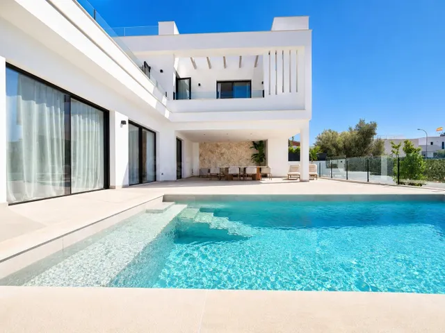 Villa de lujo con piscina, vistas a la bahía y posibilidad d