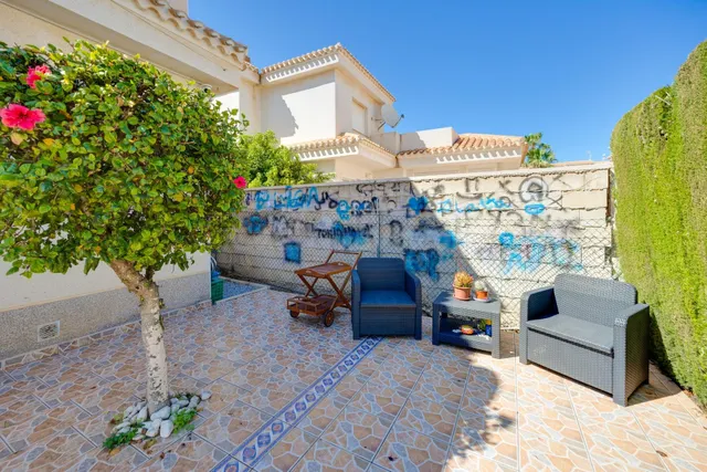VILLA DE 3 DORMITORIOS Y 2 BAÑOS EN PLAYA FLAMENCA (ORIHUELA - foto 3