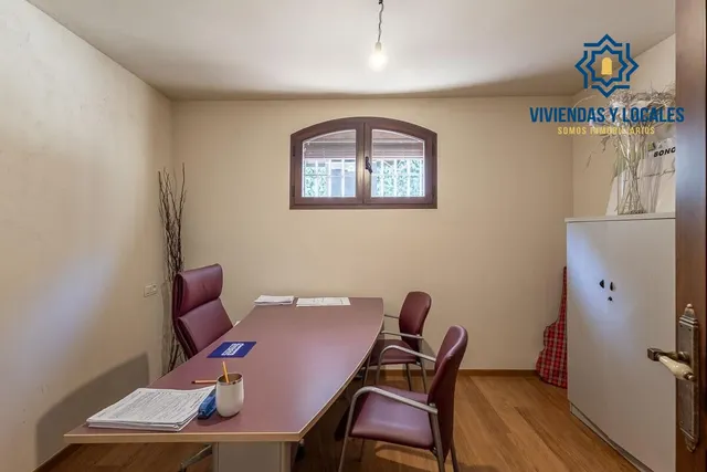 INCREÍBLE CHALET INDEPENDIENTE EN ZONA PRIVILEGIADA — 29