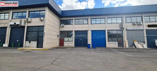 NAVE A LA VENTA EN UNO DE LOS POLÍGONOS MÁS MODERNOS DE FUEN - foto 2
