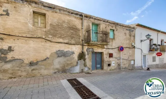 Autenticidad y potencial: Casa de pueblo con "voltes catalan