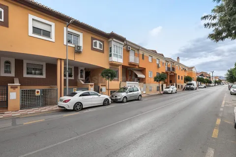 ¡Tu nuevo hogar te espera en Churriana de la Vega! Casa adosada con patio, garaje y futura parada de metro a pocos pasos.