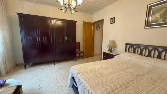 ¡Tu nuevo hogar en este encantador piso en un edificio con carácter del año 1975 y 4 habitaciones! — 16