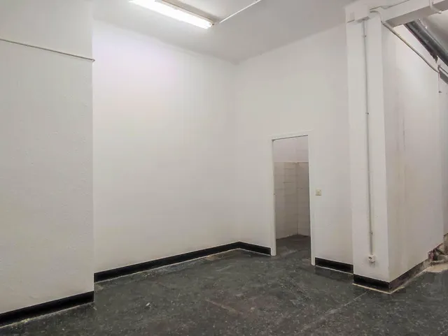 Amplio Local Comercial en Sant Antoni, Barcelona - Oportunidad de alquiler Único — 22
