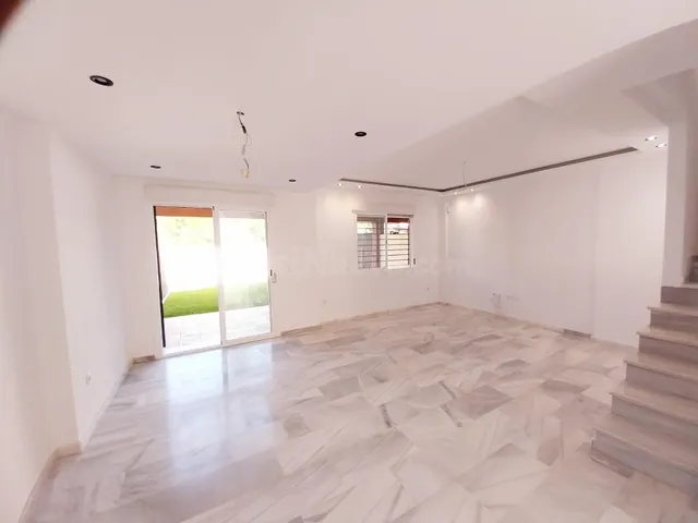 "Adosado casi nuevo a estrenar, con jardín privado y cerca d - foto 3